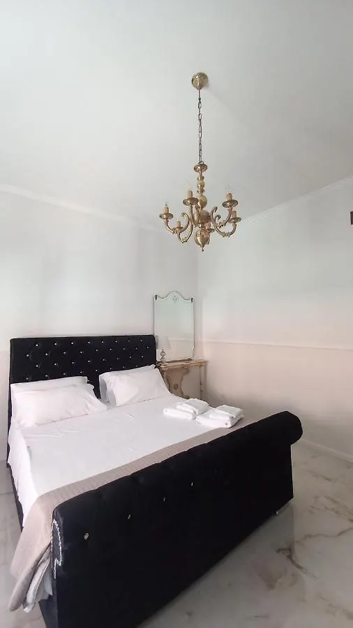 Palazzo Novecento Centro Storico Bed & Breakfast Lecco 0*,  Italy